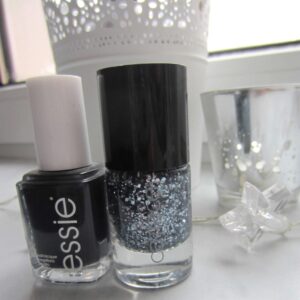 Essie Nagellack mit dem dunkel blauen Lack habe ich hier mit "I'm Dynamite" von Catrice kombiniert. Mein nail of the day