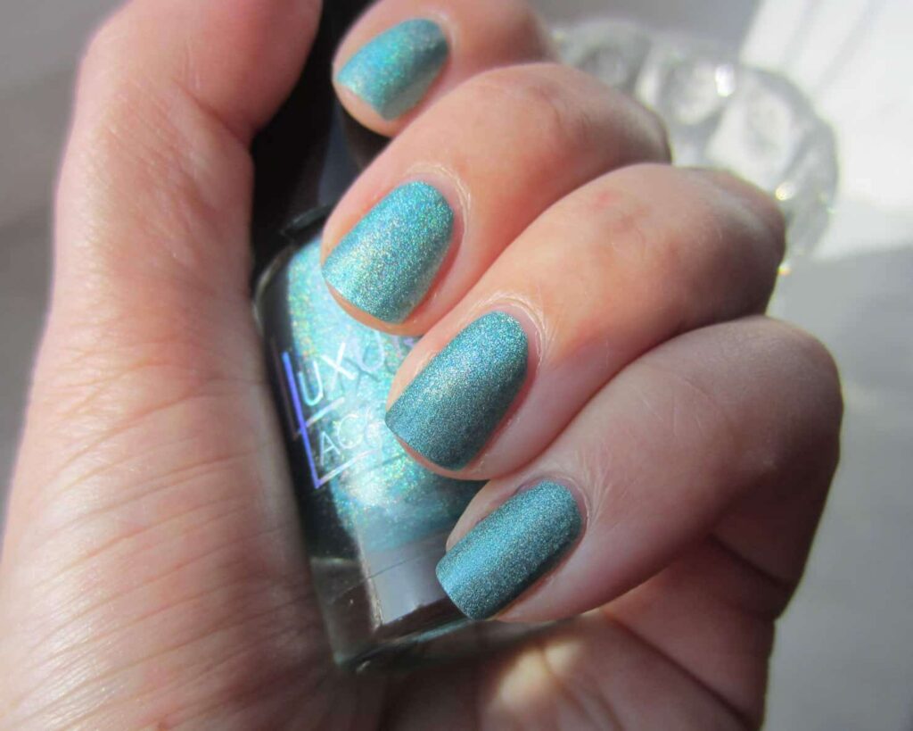 Catrice Holo in One 3 Holo in One im Sonnenlicht
