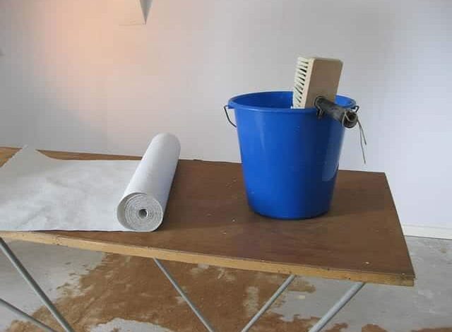 So werden Wände aufs Tapezieren vorbereitet 1
