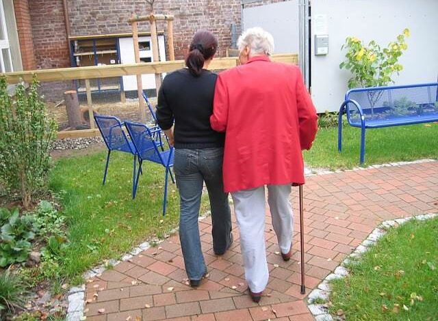 Was ist besser für die Liebsten: Pflegeheim oder Pflegedienst? 1