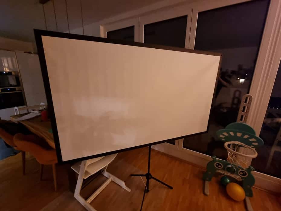Mein Heimkino mit dem Epson EF-12 5 Leinwand im Wohnzimmer
