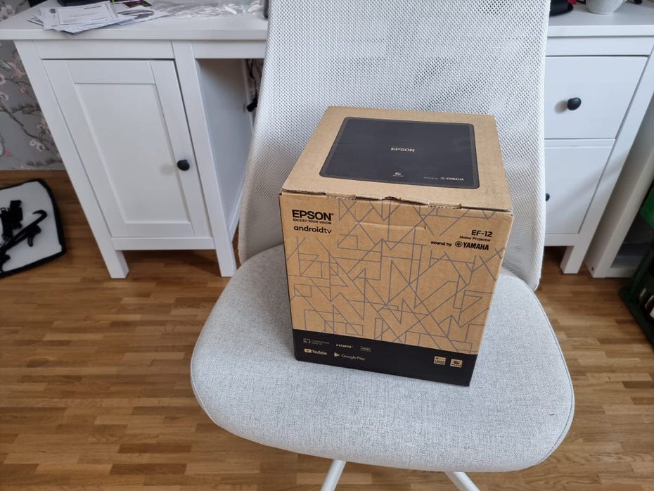 Mein Heimkino mit dem Epson EF-12 2 Epson EF-12 im Karton