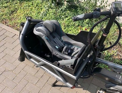 Qeridoo Babyschale im Lastenfahrrad oder Fahrradanhänger 1