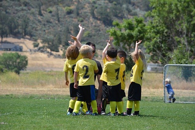 Teamsport für Kinder: Selbstbewusstsein und Teamfähigkeit stärken 1