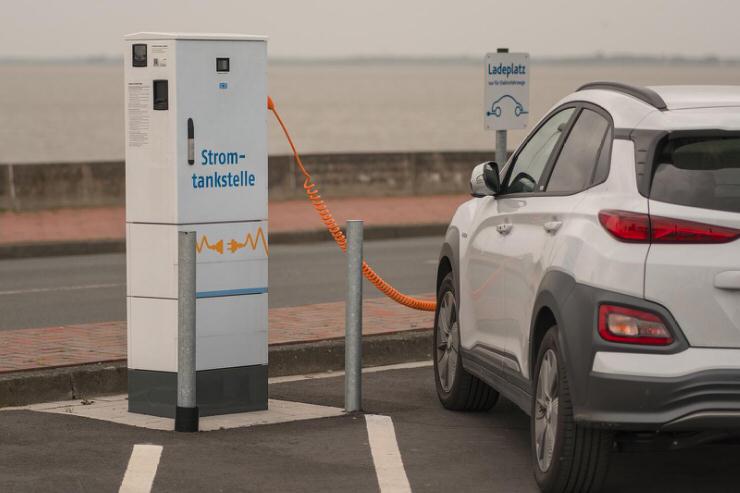 Straßenlaternen als Ladestationen für E-Autos 2 Mobilität der Zukunft mit E-Autos