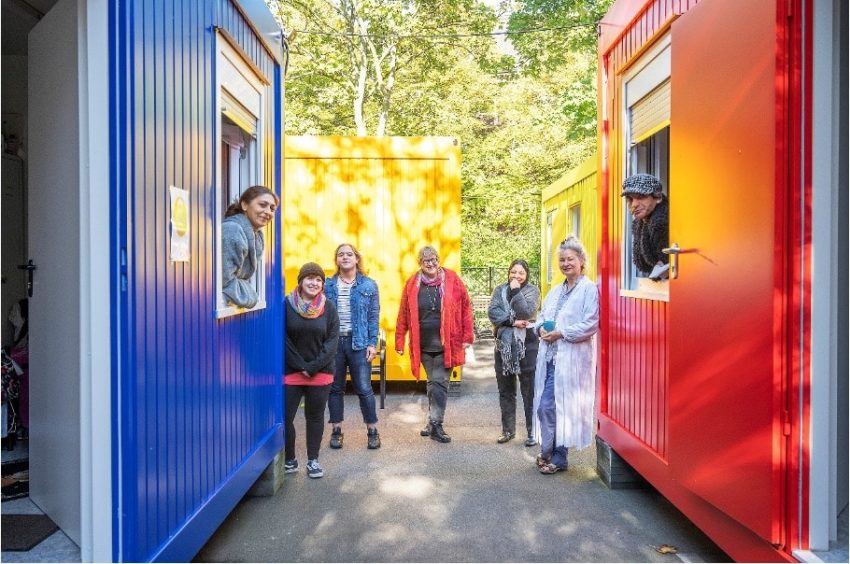 Das Containerprojekt | Studenten für Obdachlose 2 Obdachlose Frauen Containerprojekt