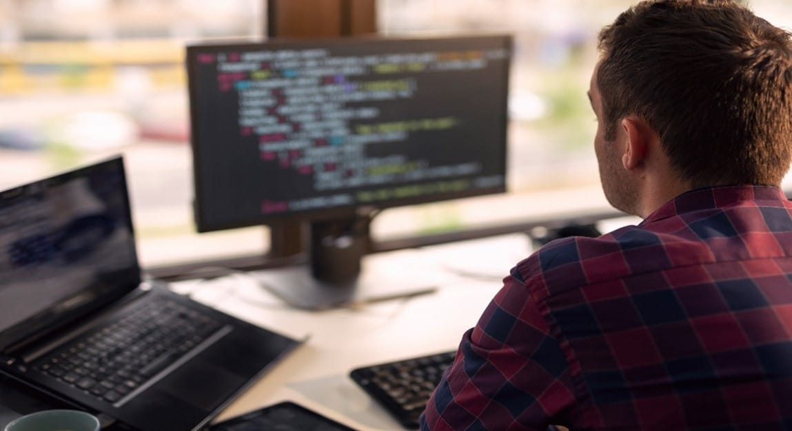 Nutzen Sie die Vorteile eines IT-Systemhauses 2 Mann vor dem PC