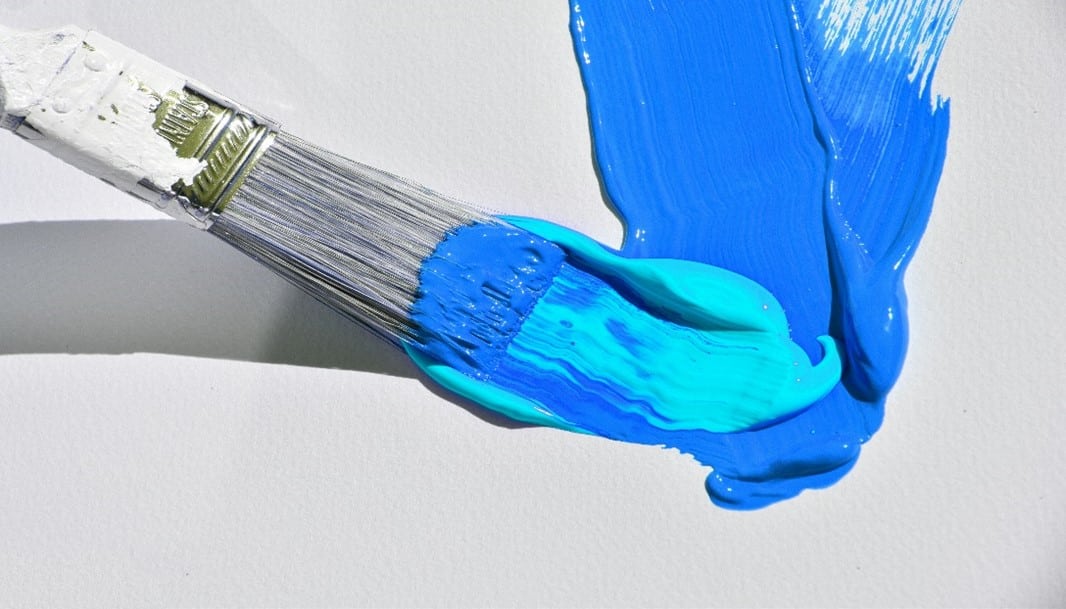 Revolutionieren Sie Ihr Projekt mit professionellen Lackierlösungen 2 Pinsel mit blauer Farbe