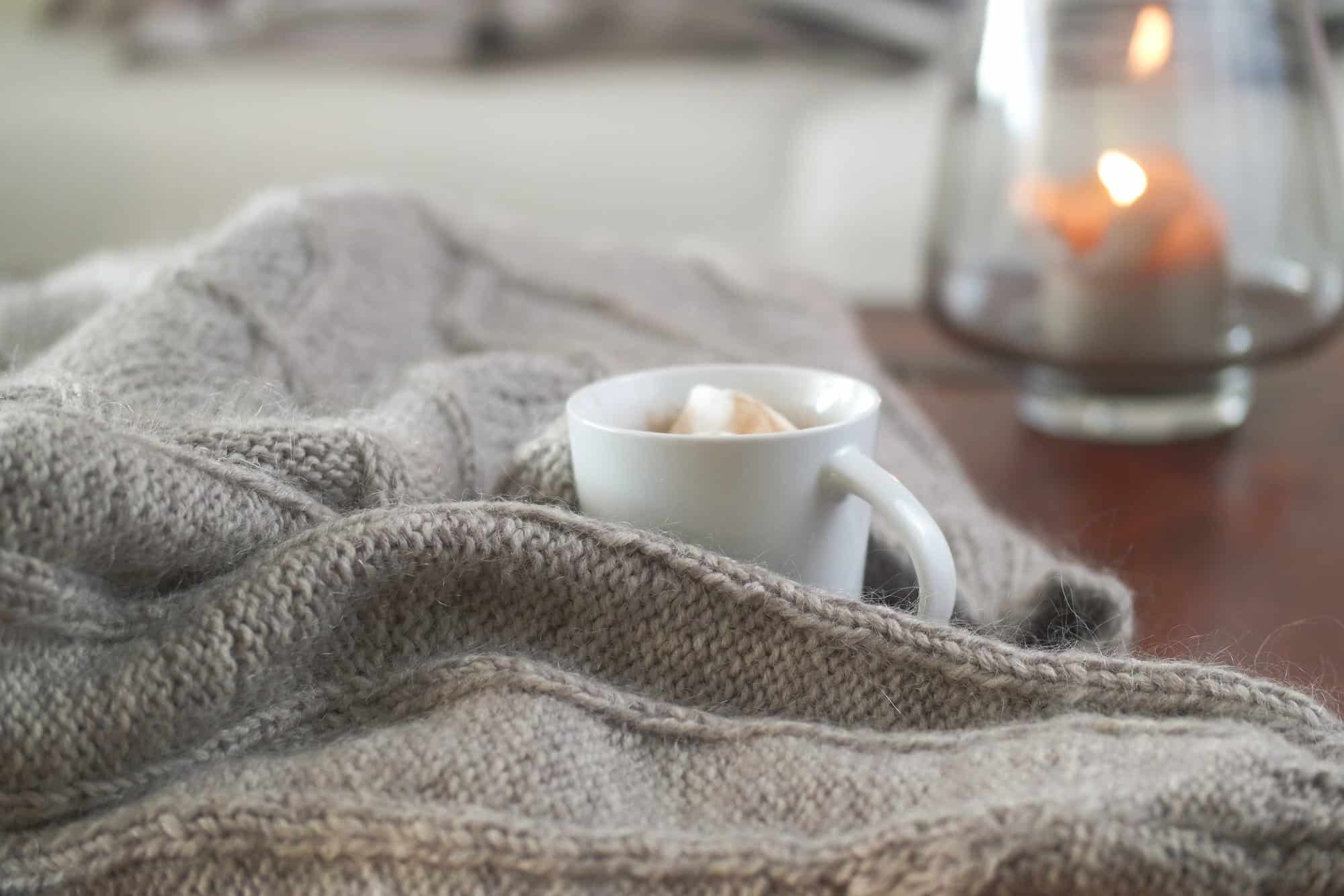 Deko Ideen im Herbst: Die 6 Must-Haves für eine gemütliche Atmosphäre 4 Eine weiche Decke mit Tasse