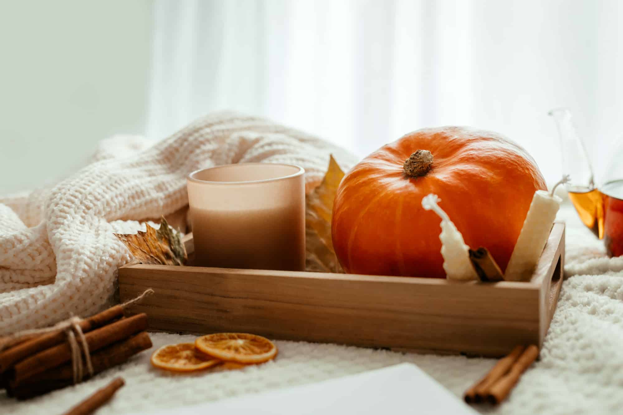 Deko Ideen im Herbst: Die 6 Must-Haves für eine gemütliche Atmosphäre 3 Dekotablett mit Kürbis und Kerze