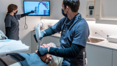 CEREC Hamburg | Ihr Zahnarzt für CEREC Zahnersatz 7 Versorgung mit CEREC in Hamburg, Zahnarzt behaldelt eine Patientin mit dem CEREC-Verfahren