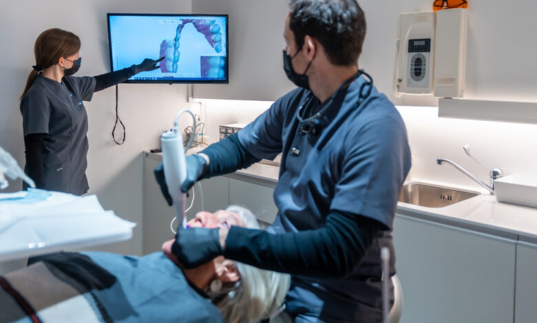 CEREC Hamburg | Ihr Zahnarzt für CEREC Zahnersatz 32 Versorgung mit CEREC in Hamburg, Zahnarzt behaldelt eine Patientin mit dem CEREC-Verfahren