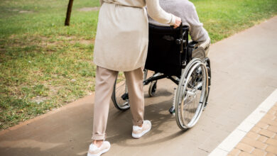 Pflege im September 2026 2 Angehörige schiebt einen Senioren durch den Park als Sinnbild für Pflege im September 2026