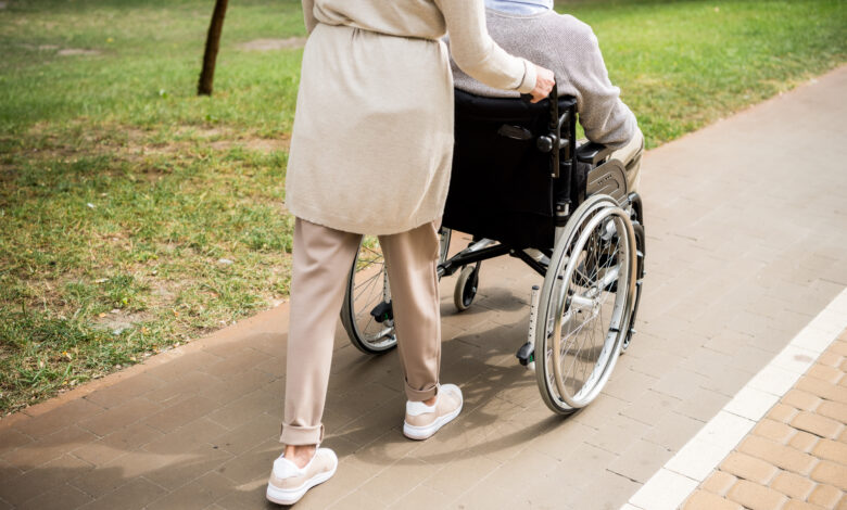 Pflege im September 2026 1 Angehörige schiebt einen Senioren durch den Park als Sinnbild für Pflege im September 2026